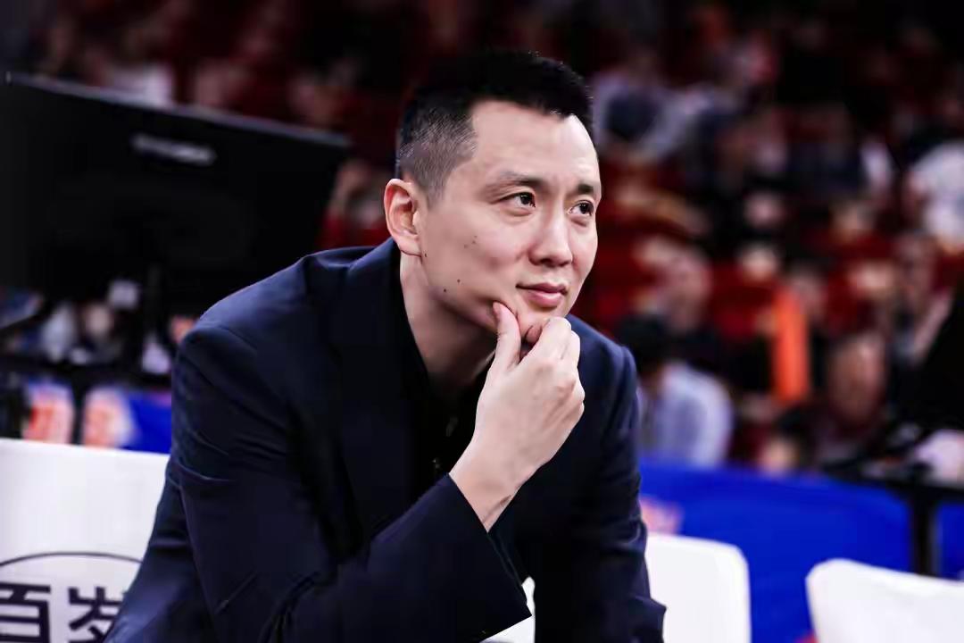 因为卢伟想要进攻和投射，李弘权李添荣三分更准更稳定，他怕古德温打不动了，突进去不
