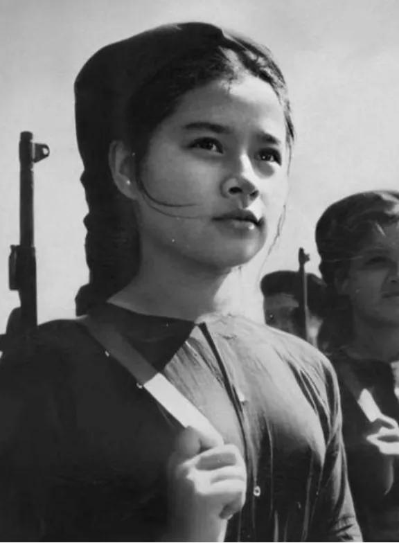 1961年，美越战争中，一名越南女兵被美军抓捕，可是惨痛的折磨也没有让她屈服。这