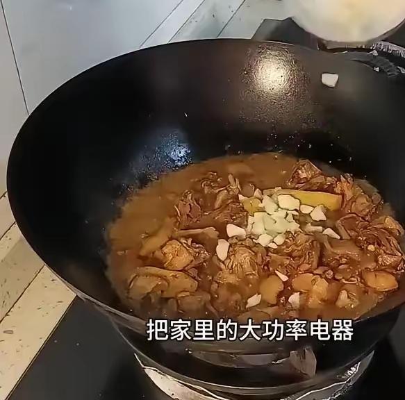 我也是昨天交电费才知道，以后大家千万不要用手机直接交电费了，不然就会把国网给我们