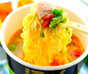 朝鲜人民偏爱中国方便面，已经成了本地奢侈品了，便宜点的中国产方便面，一包售价相当