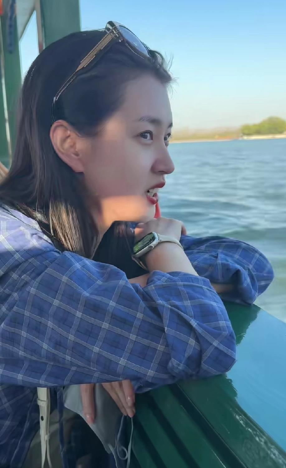 哇哦，是新鲜的郭宇欣呀，这姑娘出来北京逛公园游玩啦！久违的的旅游，很是松弛哈！