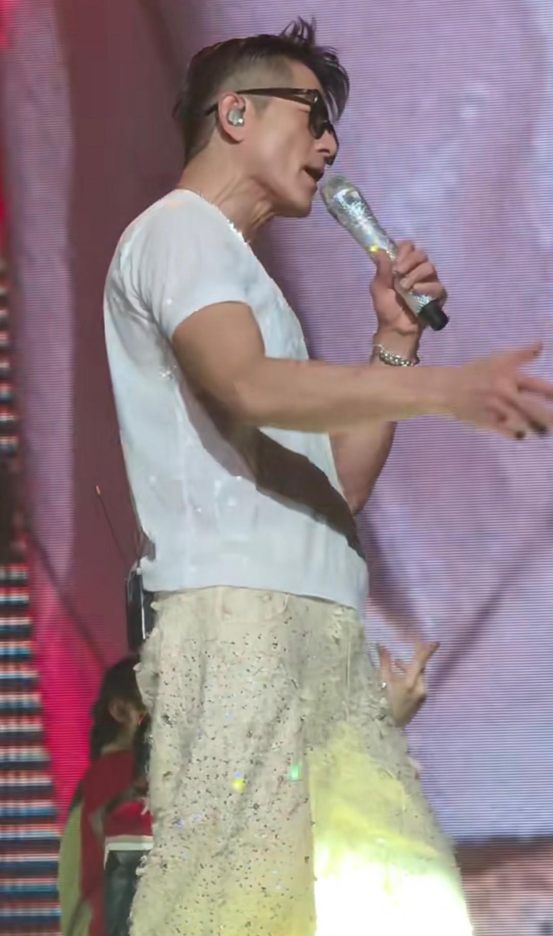 看60岁的郭富城在舞台上跳得真欢实，据网上说他妻子三胎怀的可能是儿子，马上该出生