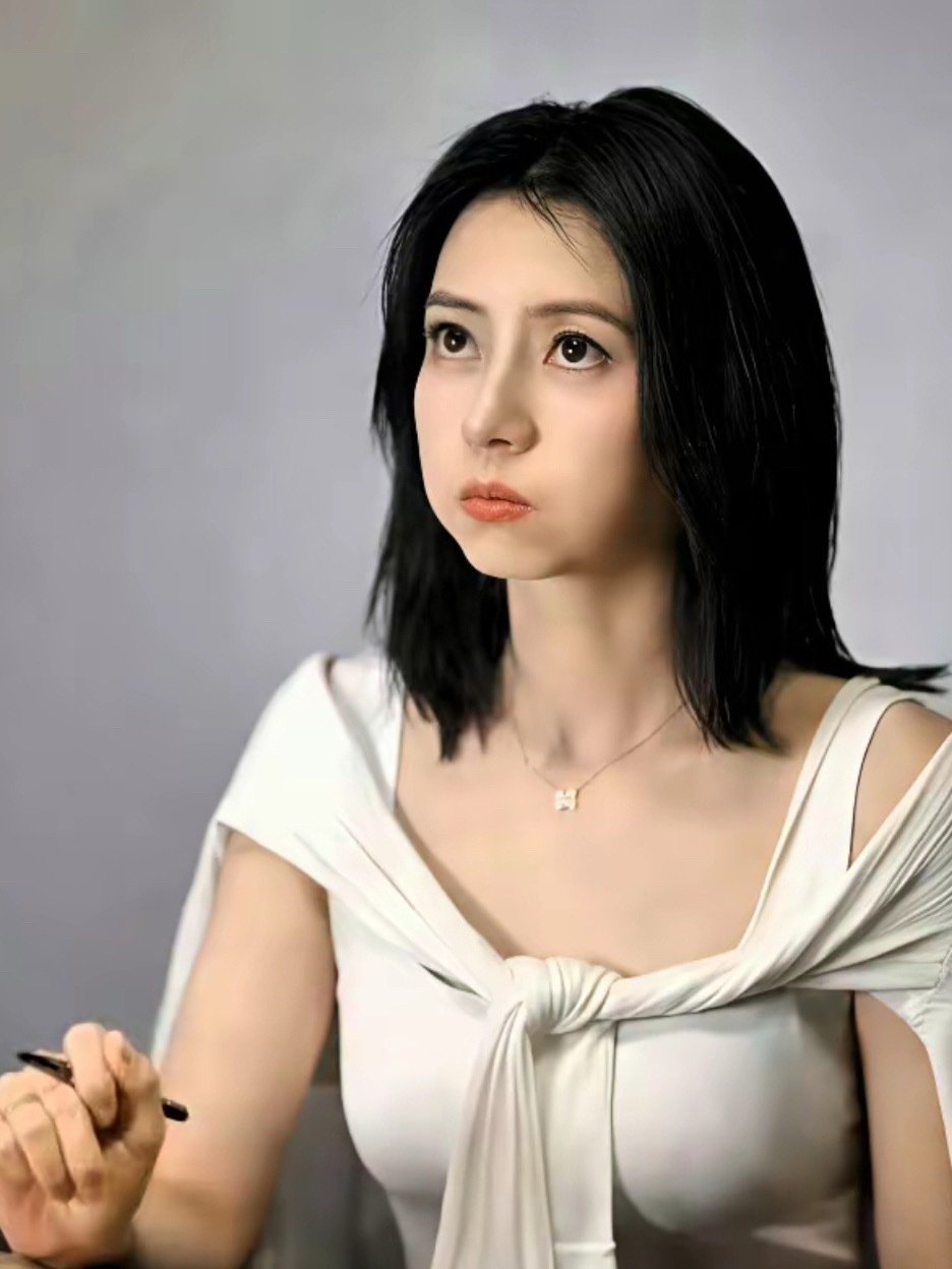 高圆圆估计是练过力量，手臂粗了一圈，看起来更有女人味了
