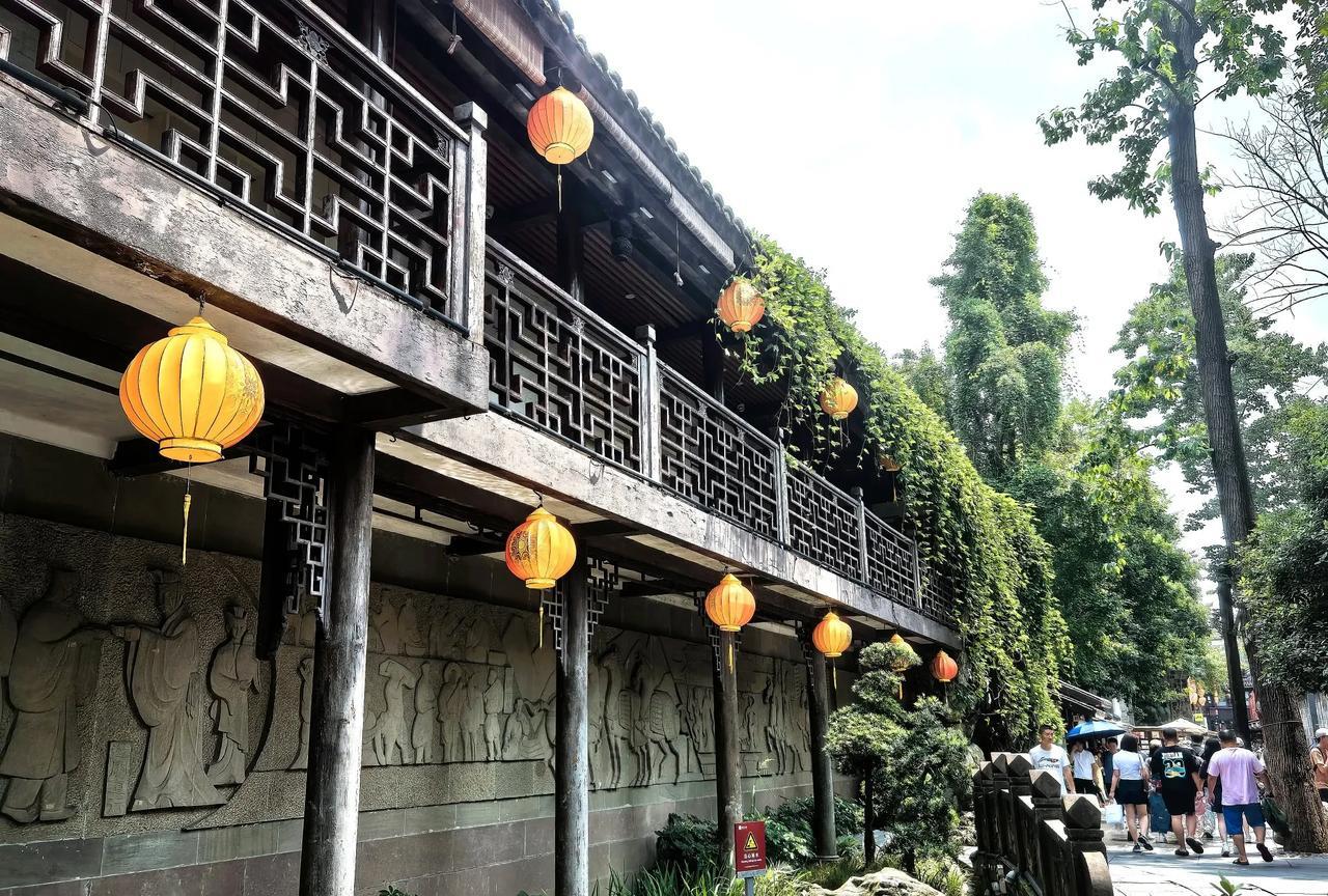 让人疲累的，往往不是事情本身，而是我们头脑里繁杂而多余的念头。把心收回来，快乐向