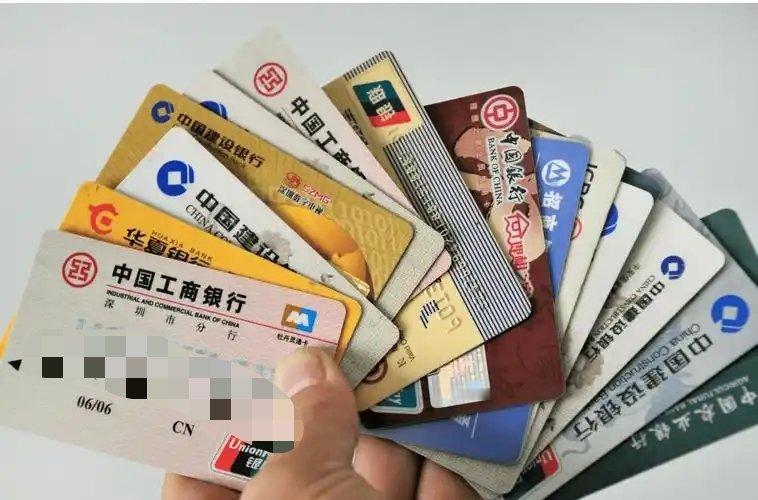 用信用卡12年才知每年被扣2600元有些办信用卡的真挺过分，在我明确拒绝之后还把