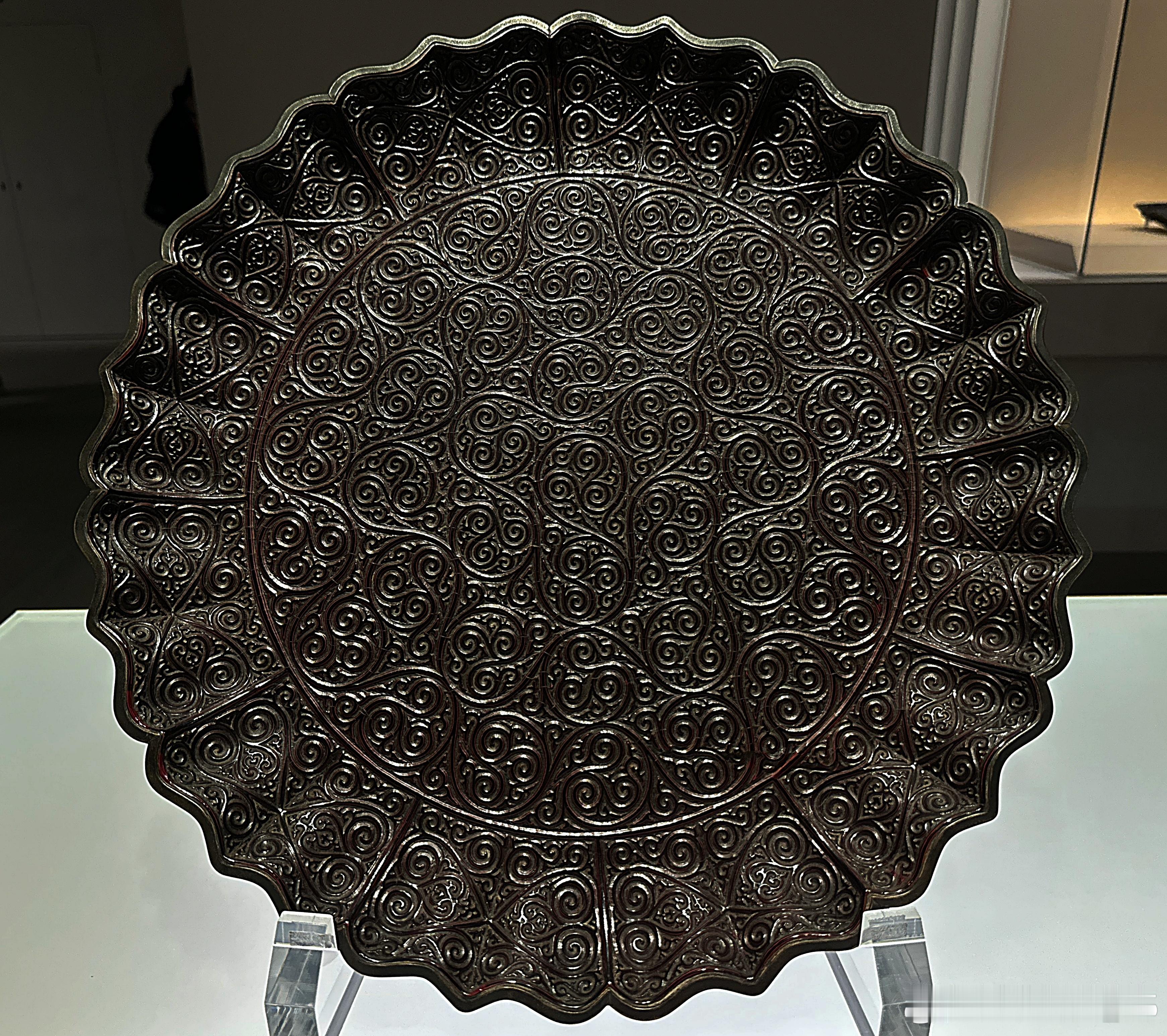 剔犀卷草纹菱花形盘南宋12-13世纪逸翁美术馆藏木胎，十二瓣菱花形，口沿镶黄铜扣