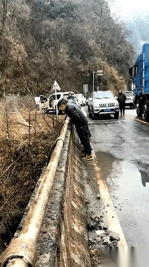 车都快摔成相片了，大哥还在里头打方向盘。我当时就“我去”了一声。从那么高的地