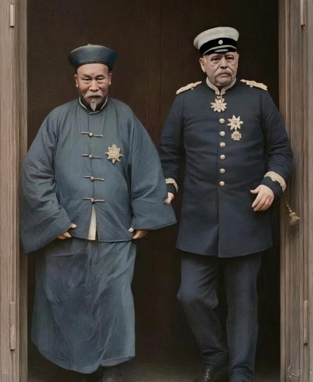 俾斯麦在大学时仗着身高有1米88体重200多斤，直接跟人搞了17次决斗，全胜16