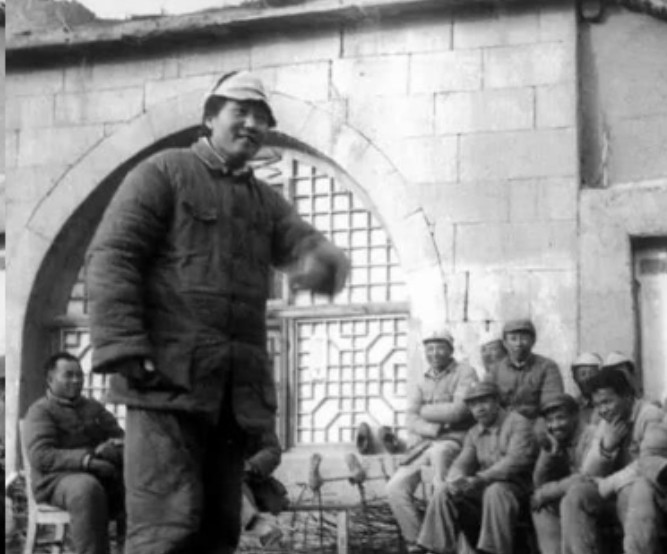 1940年9月毛主席去食堂时，一个特务拎着木棍朝毛主席后脑勺砸去，千钧一发之际，
