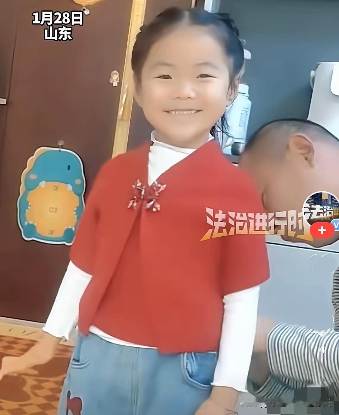 太有才了！山东小女孩非要穿红色衣服去幼儿园。没想到，她爸爸用一条红色围巾瞬间改为