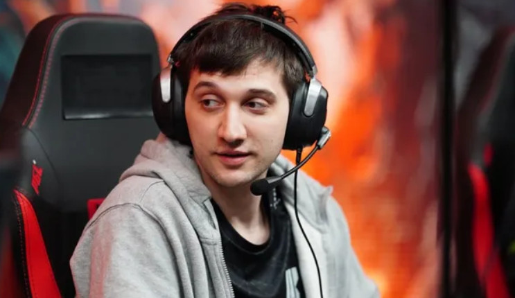 RTZ此前在直播立下flag表示"如果kaori能拿线下比赛冠军那自己就将转战M