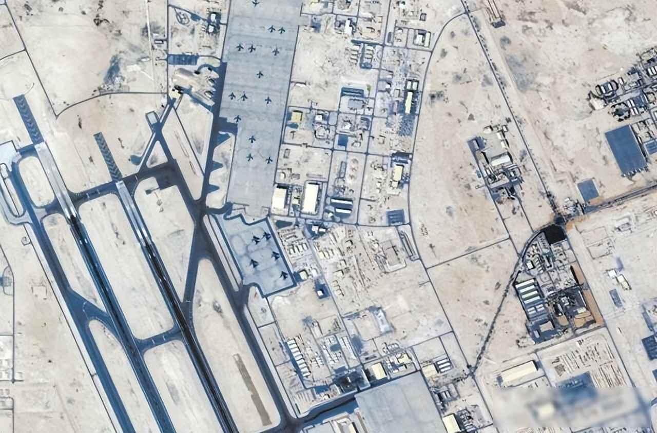 卫星照出美军基地新动向，加油机翻倍背后藏着什么？伊朗用无人机和加密币突围，中俄暗