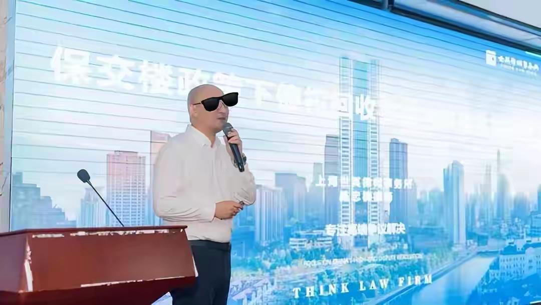 律所主任竟要求秘书“敢喝敢睡”？法律圈这出闹剧太讽刺！各位老铁，咱先品品这