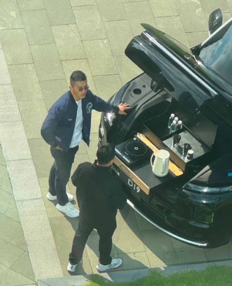 前备箱又被玩出花了。零跑D19直接把前备箱变成了泡茶场景，应该前面有一个供给