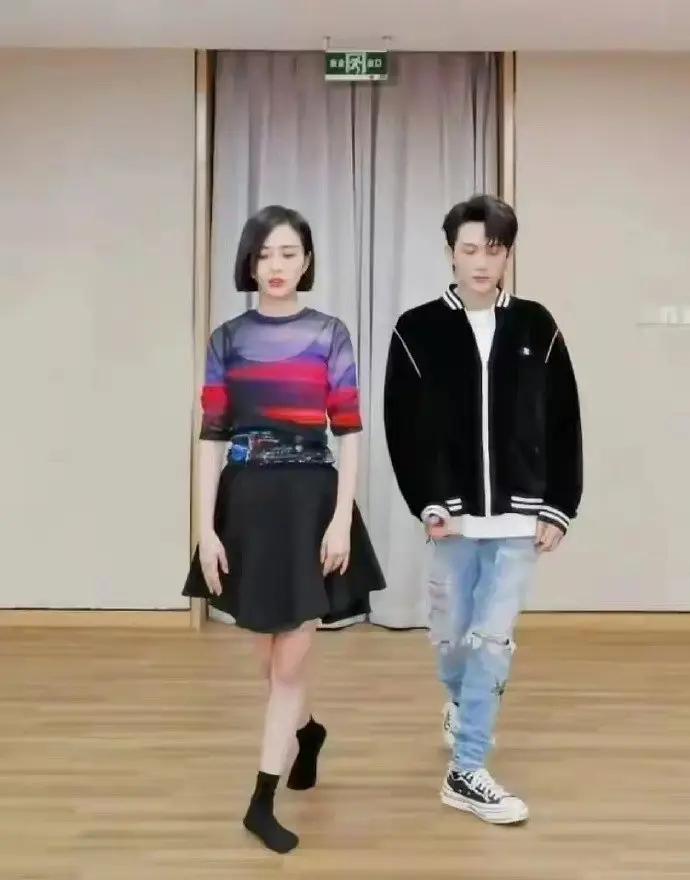 穿上鞋的男演员，比光脚的女搭档还矮。这不是段子，是檀健次和佟丽娅练舞时的真实画