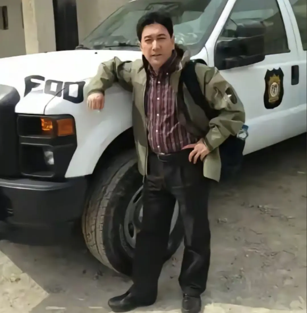 这是央视主持人吗？这车不错哦。