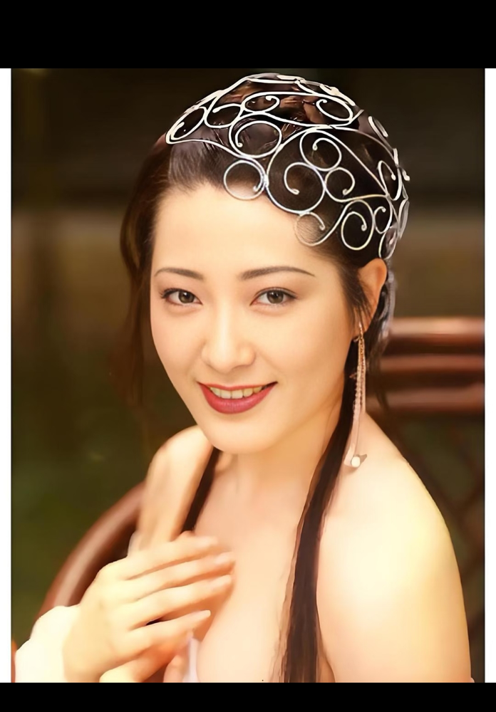 贾静雯这版武媚娘，穿着透视低胸装去感业寺出家，还跟皇上说你清醒一点，我现在可是出家人。灰纱薄到能看见