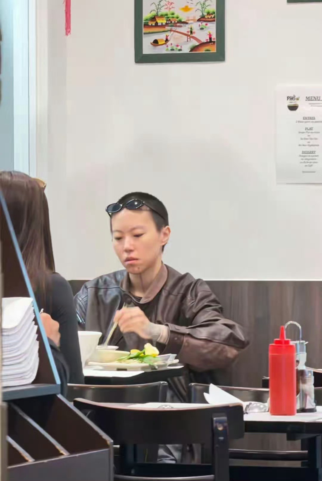 巴黎偶遇窦靖童宋妍霏网友在巴黎餐厅偶遇了窦靖童宋妍霏