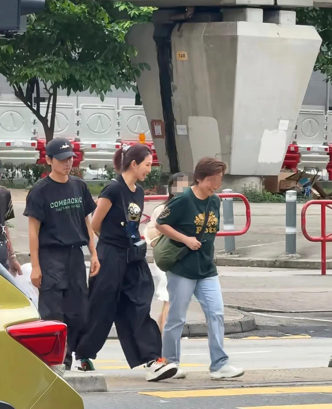 蔡少芬和张晋香港街头被偶遇，虽然没有化妆，穿着也普普通通，但身上的星味很明显能感