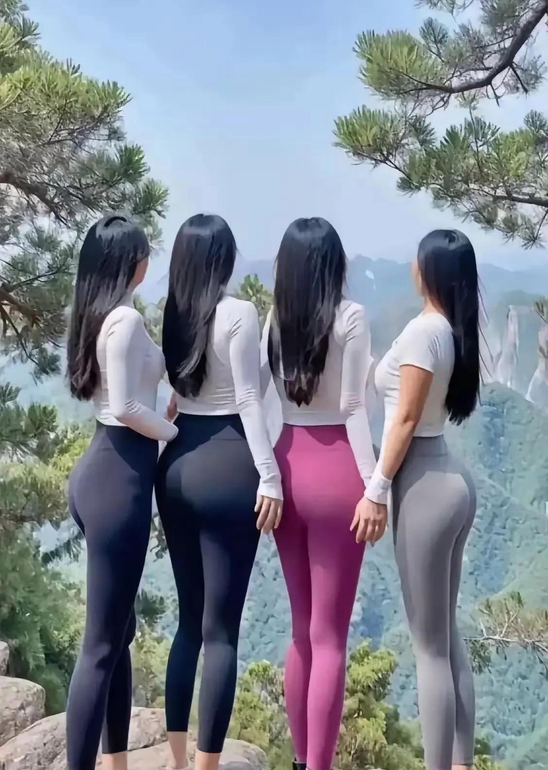 姐妹四人同行，共享山间清风与明月。
