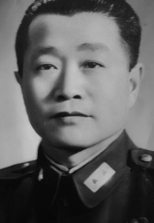 1927年，周恩来被捕，谁料，审讯他的人，竟是他的学生，他凑近周恩来，轻声说：“