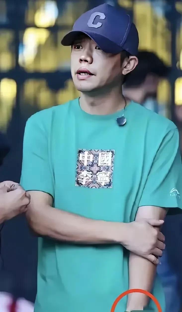 SElKO精工硬刚某少主，集团郑重承诺绝不背锅。演唱会前爆出手表事件，是福