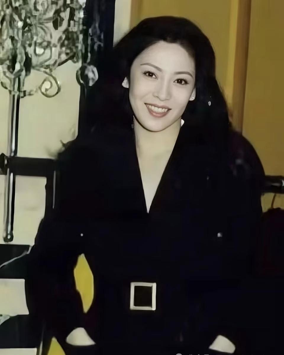 谁能想到这竟然是年轻时候的向太，对比现在真的是判若两人，向太年轻时候的颜值，