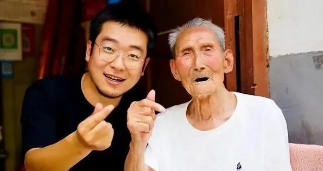 2023年，快递员好心救下车祸老人，却反被其女儿诬陷。他百口莫辩，负债14万救人
