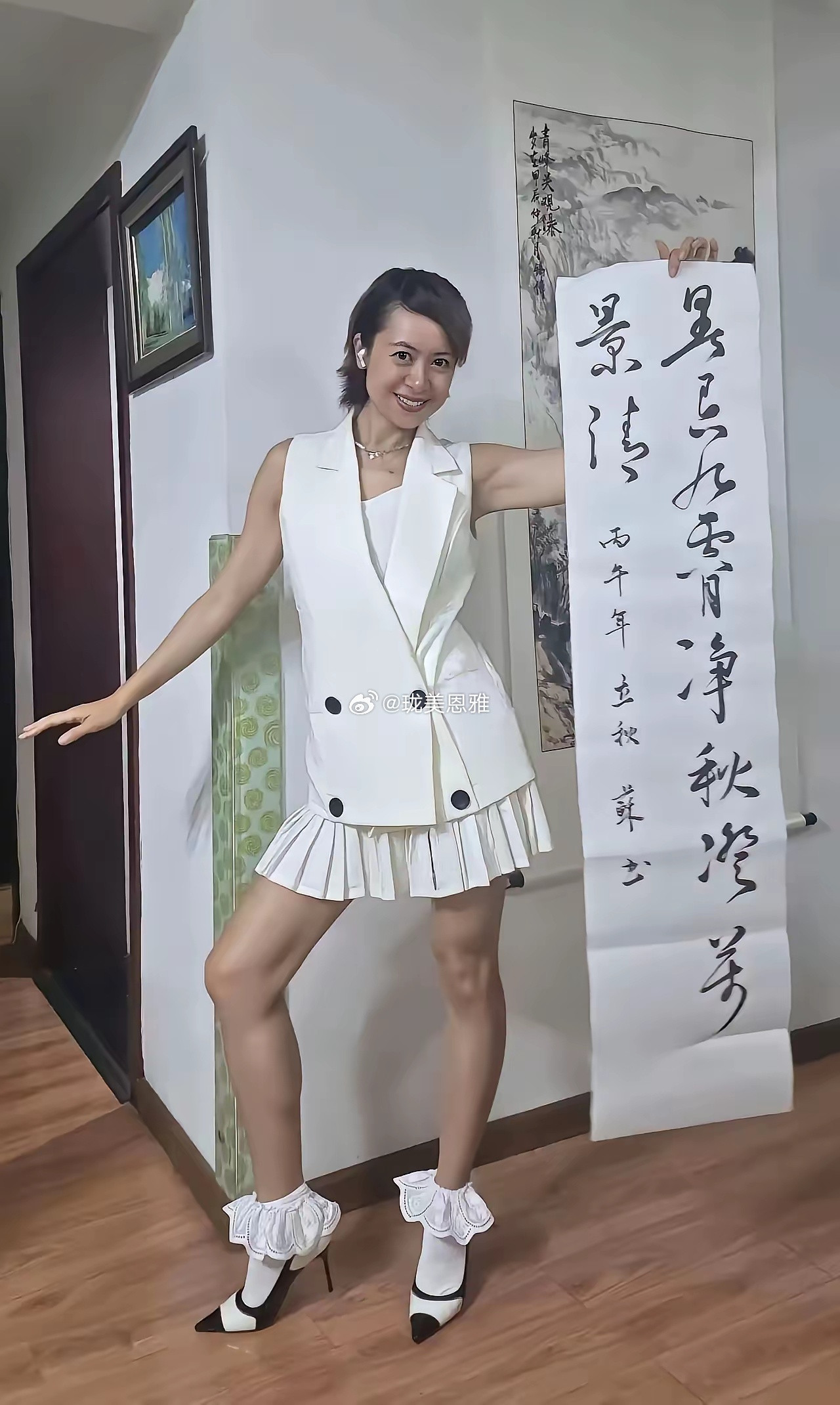 特别不喜欢董璇她年轻时候一直到现在都不喜欢总觉得她长得怪怪的直到综艺节目看到