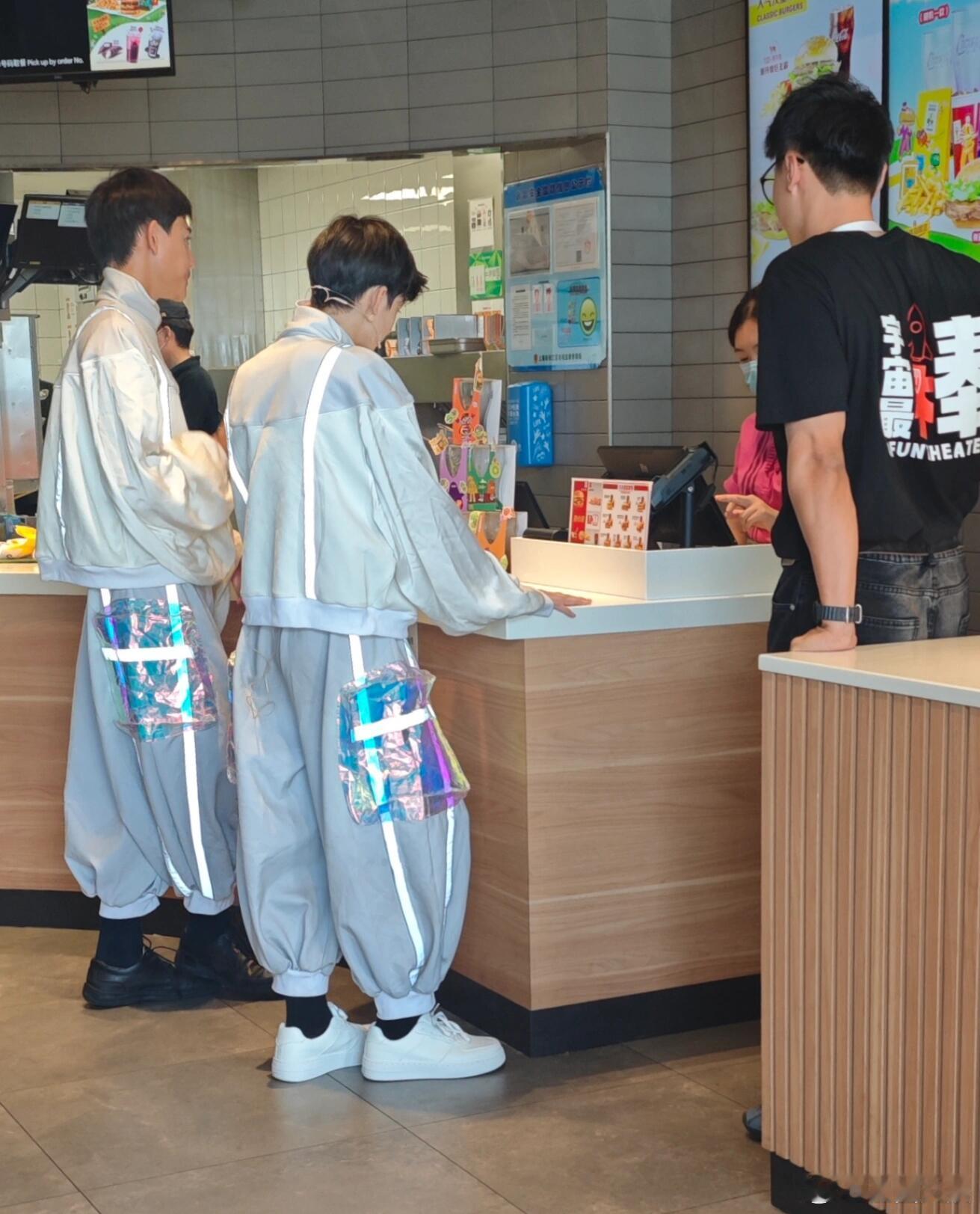 诺一穿演出服与好友逛街14岁诺一长这么高了诺一穿演出服与好友逛街​​​