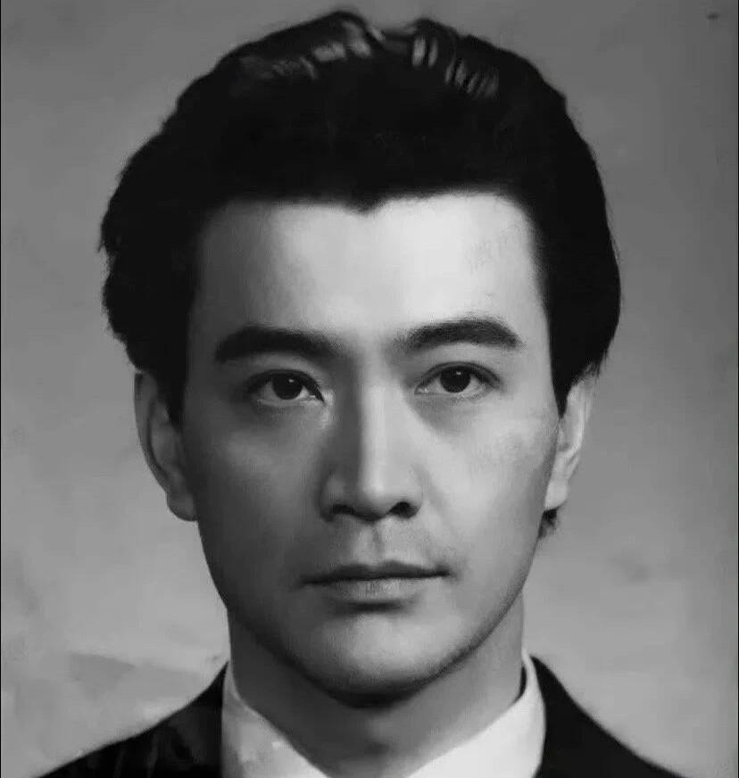 两位演员都是年轻的时候，你觉得谁是你心目中的第一帅哥？周里京五官比较立体，浓眉大