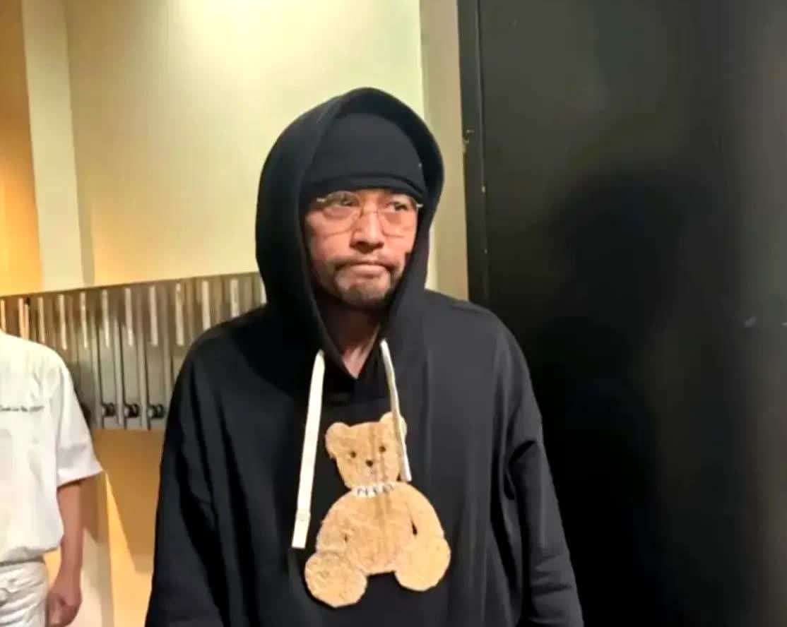 周杰伦现在长居墨尔本，那边没啥人认识他，可以正常生活。说起这个，就不得不