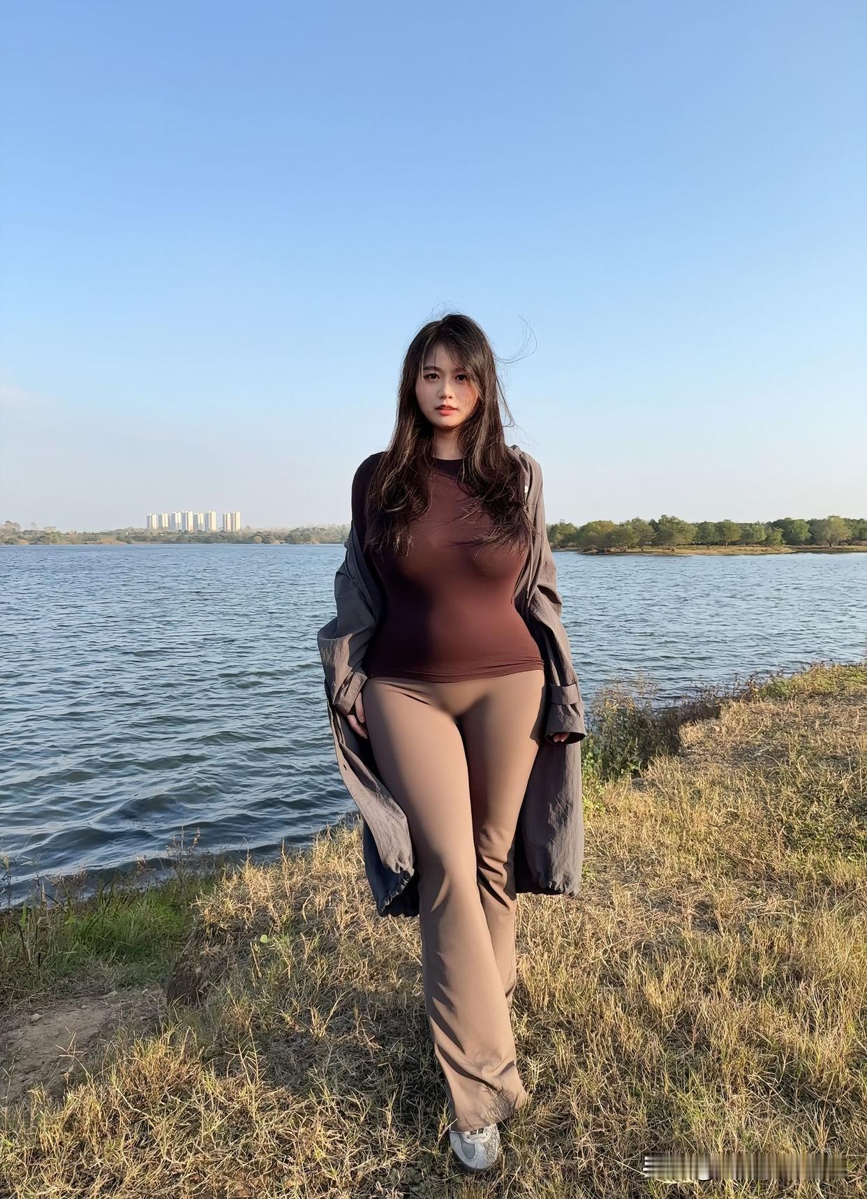 每日搭配分享·时尚穿搭风把头发吹得很乱，可湖和天的蓝都刚好。松弛的外套裹着没藏住