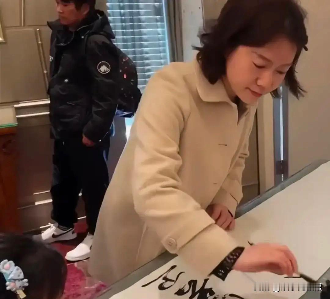 杨振宁走后，翁帆的状态确实还可以！年近50岁的翁帆确实还是跟杨老待在一起久了