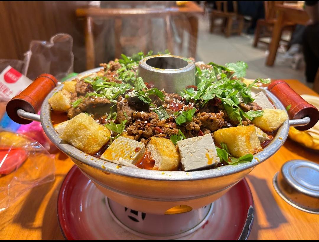 就这锅谁看了不迷糊啊！刚上桌那股香辣味儿就钻鼻子里了！小铁锅咕嘟咕嘟冒热气，