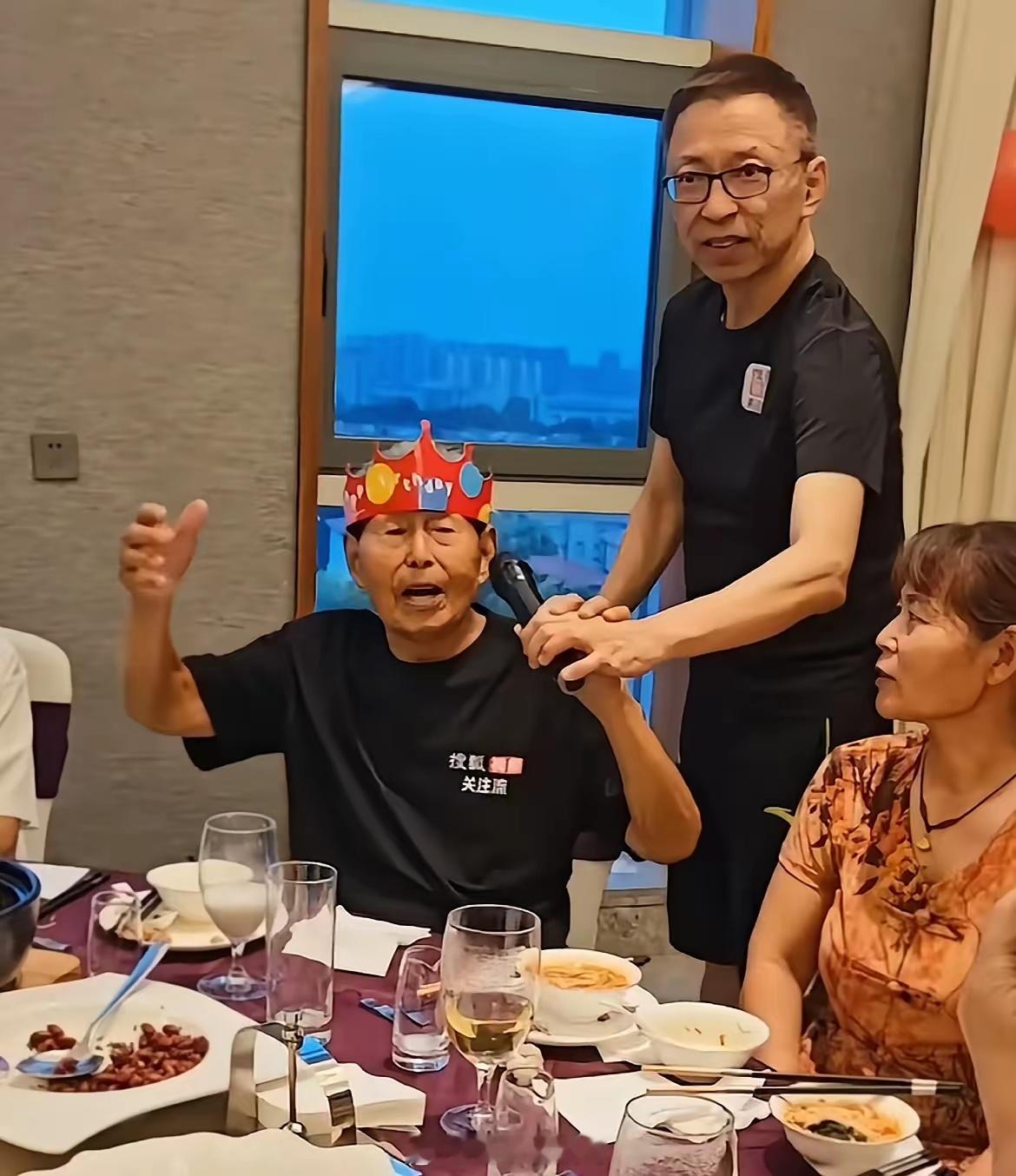 张朝阳为父亲庆祝百岁大寿，全家齐聚好幸福，不婚不育最显年轻，现场多处细节都能显示