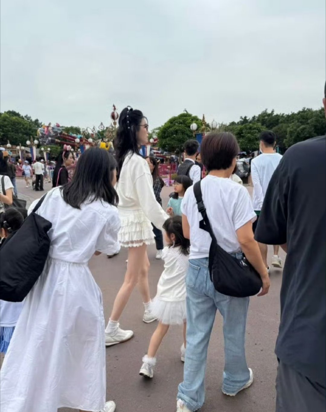 奚梦瑶女儿腿好长这是四岁的身高吗[哭哭]狠狠羡慕住了[哭哭]​​​