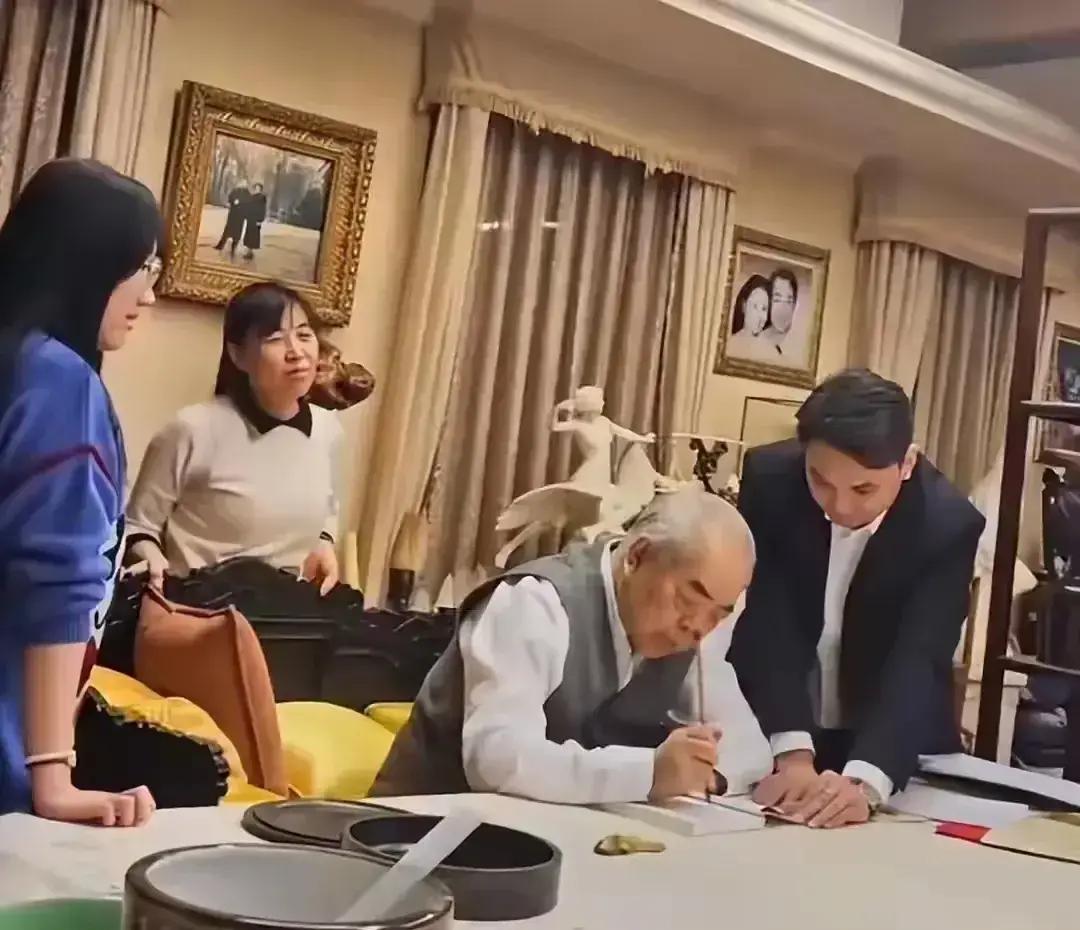 评论区刚刷到“87岁范老再当爸”，键盘直接冒烟。有人酸“梨花压海棠”，我看