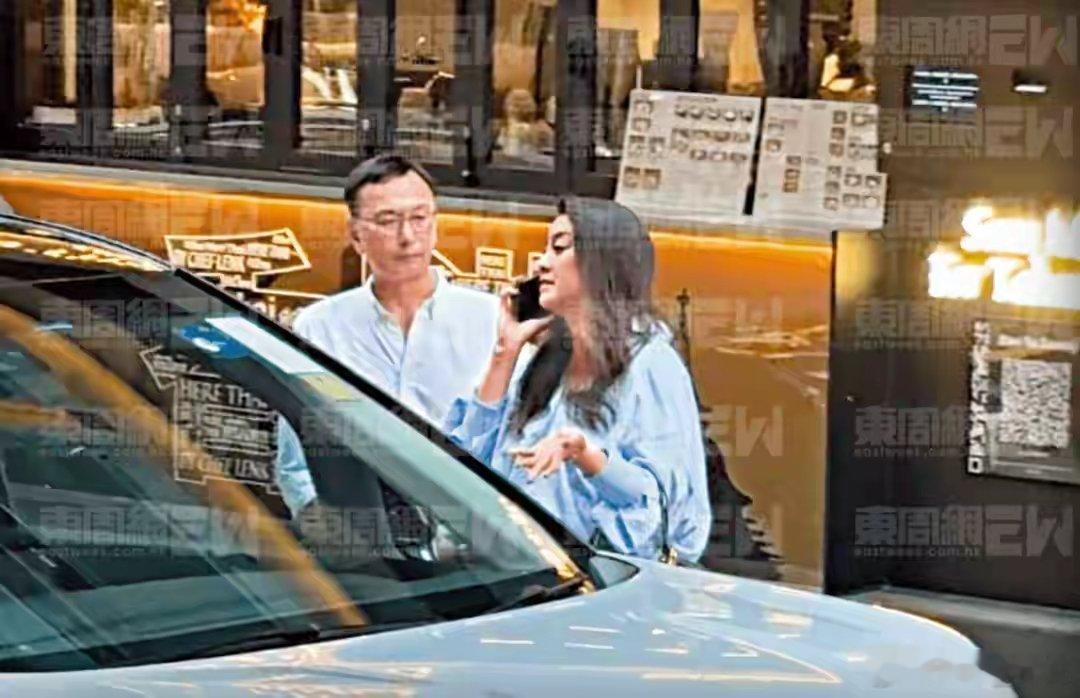 廖碧儿新恋情曝廖碧儿新恋情廖碧儿当天打扮优雅、大方，没有显得很隆重，就是宽松的蓝
