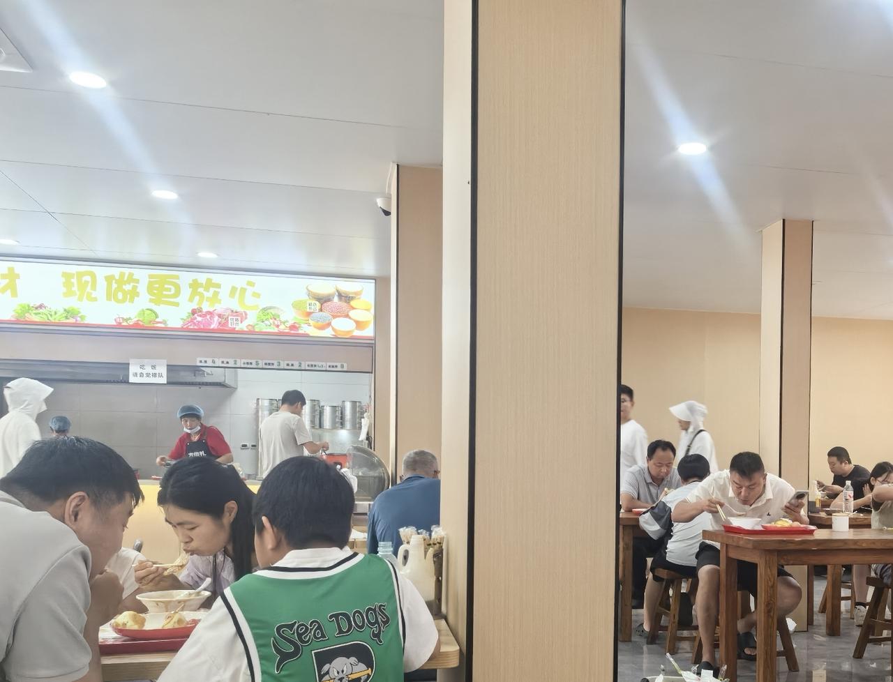 已经是快上午11点了，不曾想到，这吃早餐的人们还那么多，早餐店喝胡辣汤、吃牛肉包