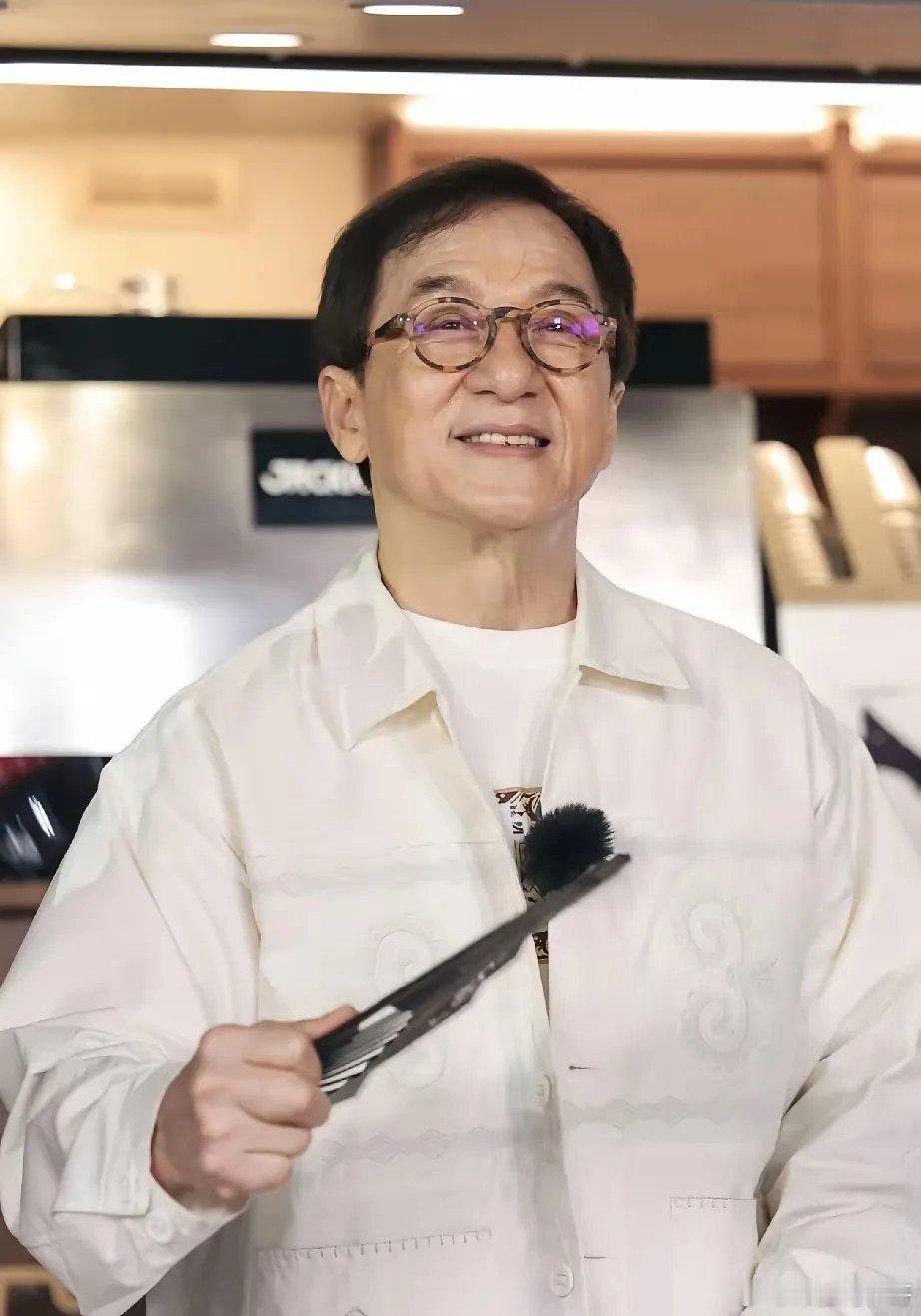 终于搞清楚了，成龙和塔克为什么拒绝尖峰时刻4，这次片酬才800万美元，当时尖3是