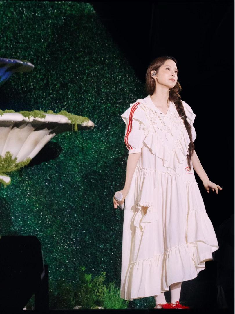 欧阳娜娜雨中神图欧阳娜娜雨中美成这样了细雨纷飞中欧阳娜娜美出新高度，水雾漫开柔和
