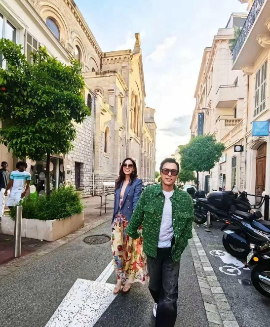 甄子丹与妻子汪诗诗的恩爱日常确实常被外界关注。两人牵手漫步国外街头的画面被捕捉到