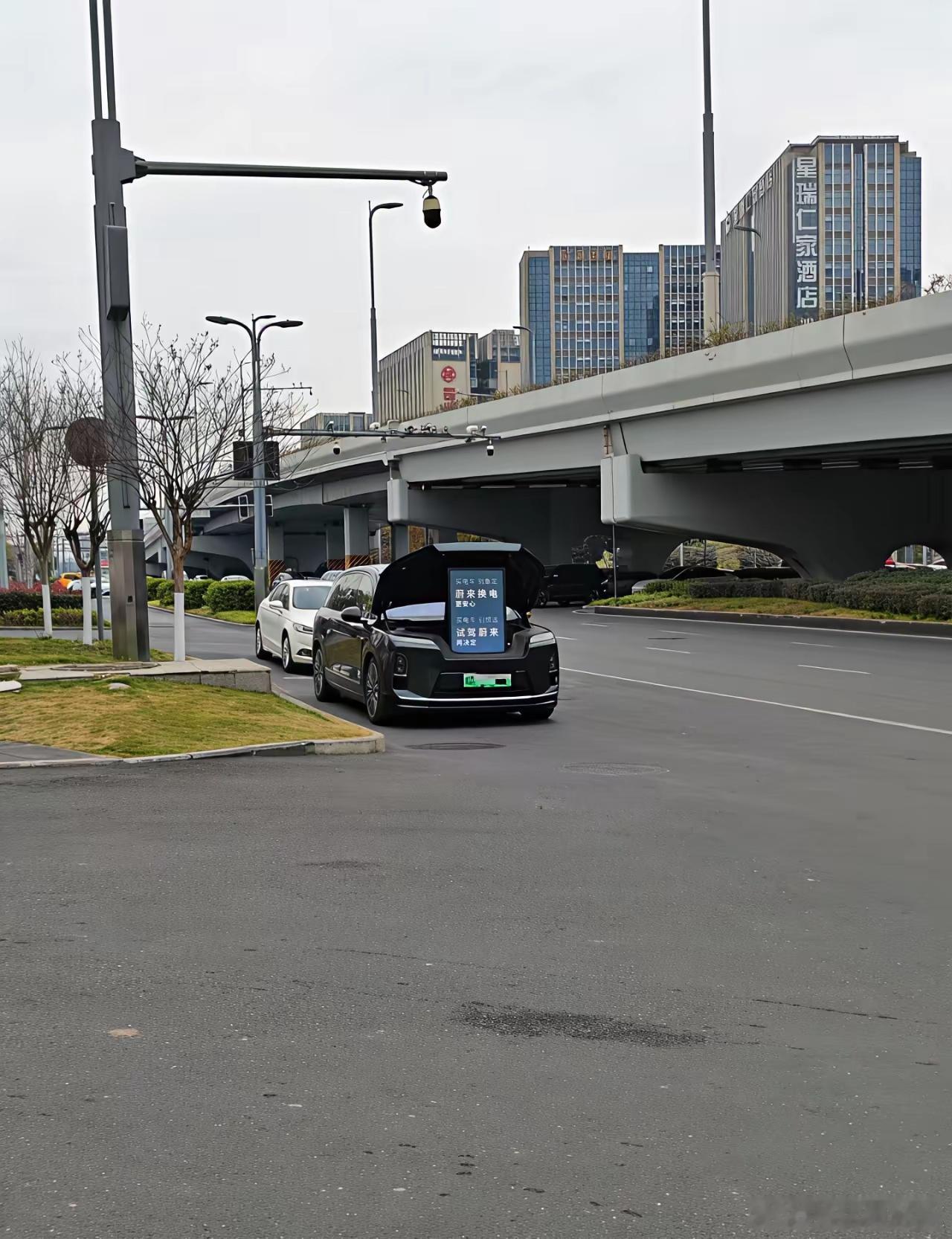 商战就是这么朴实无华，到友商门口“叫阵”的蔚来。