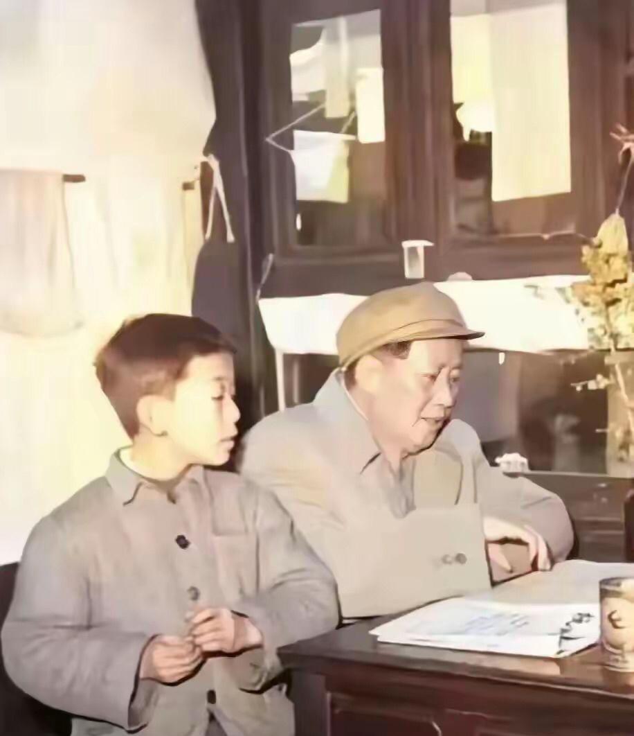 这张照片应该是50年代后期，毛泽东和身边小男孩，这个小男孩可能是毛主席部下的孩子