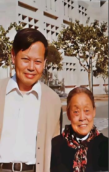 1985年，杨振宁把母亲罗孟华从合肥接到了香港。老人家得了多发性骨髓瘤，这病会让
