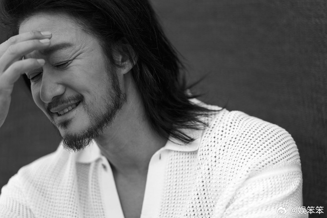 谢楠晒照给吴京庆生谢楠晒照给吴京庆生，这组写真里长发吴京挺有感觉，松弛有型还高