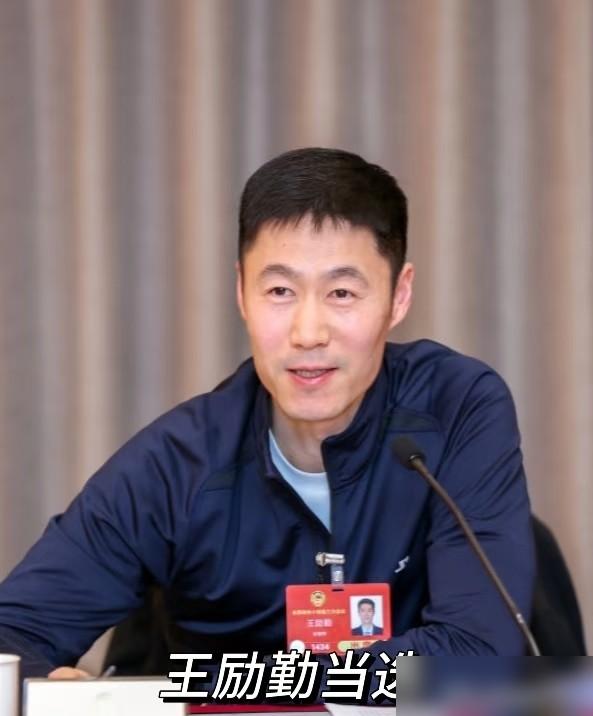 国乒主力被几十部手机堵在厕所里，王励勤终于怒了，下了三条死命令。你以为是追