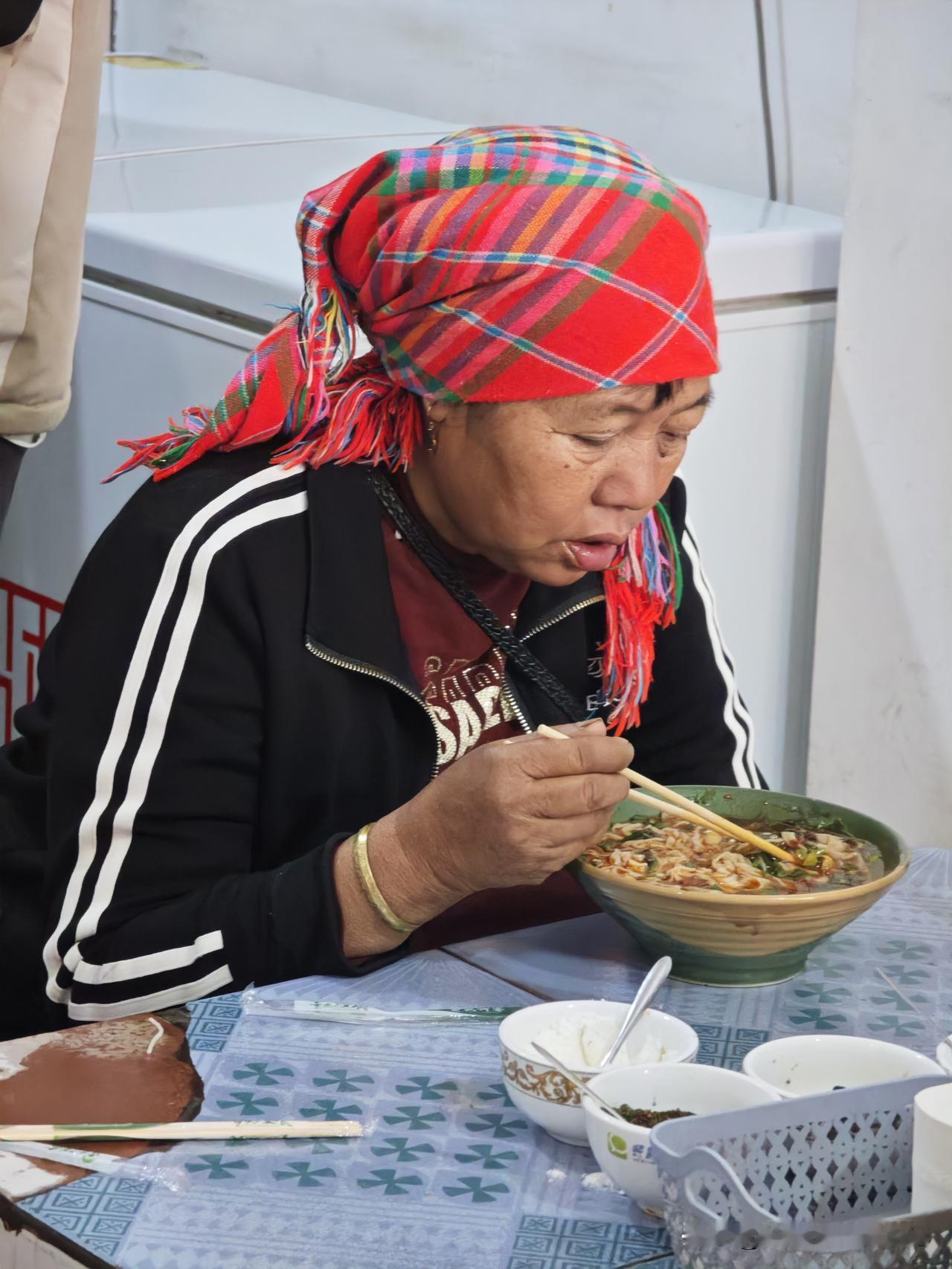 晒图笔记大赛这个城市的早餐，跟着当地人去他们吃早点的小餐馆，学他们一样，5、6块