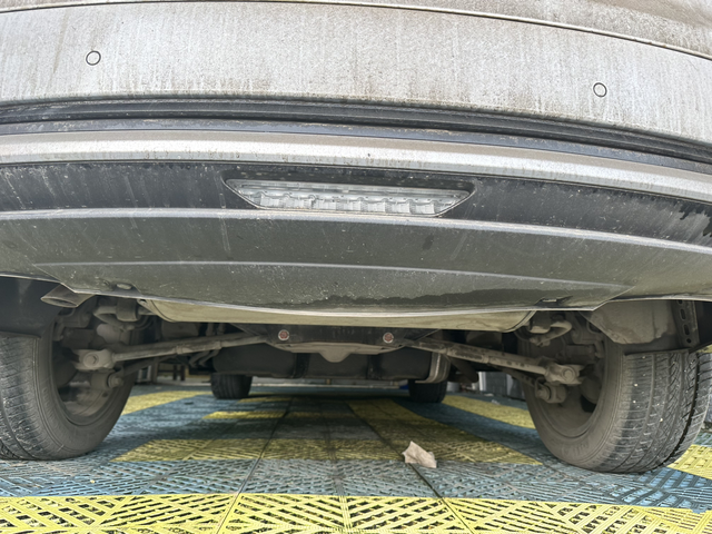 这是个什么情况洗车时候发现车屁股下边凸起来了感觉